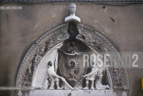Palazzo Malipiero (now Palazzo Barnabò), decoration on the entrance door with the Malipiero coat of arm. This palace is located on campo San Samuele at numbers 3200 and 3201. Senator Alvise Gasparo Malipiero, owner of this palace in that time, was patron of Giacomo Casanova who as a boy frequented this house on almost all days from 1740 to 1742-43. It borders on the home of Teresa Imer. Through the garden Malipiero could see the girl and he fell in love with her. When he found Casanova courting her, turned him out of the house forever / Venezia, 1998. Palazzo Malipiero, oggi Barnabò, frontone con lo stemma dei Malipiero sopra la porta dingresso. Si apre in campo San Samuele ai numeri 3200 e 3201. Alvise Gasparo Malipiero fu il protettore di Giacomo Casanova che da ragazzo frequentò il palazzo quasi tutti i giorni, dal 1740 al 1742-43. Confinava con la casa di Teresa Imer. Attraverso il giardino il senatore poteva scorgere la stanza della giovane della quale si innamorò fino a farne una protetta. Sorprese Casanova a corteggiarla e lo cacciò dal palazzo - ©Marcello Mencarini/Rosebud2