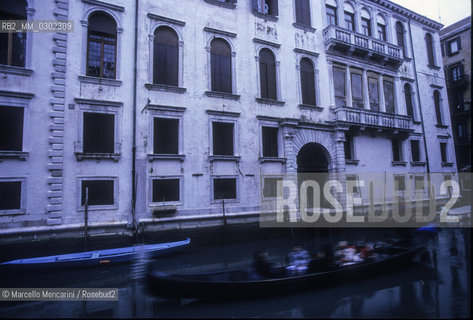 Venice, 1998. Palazzo Grimani. Giacomo Casanova lived here for short time in 1743 and attended it often from 1744 and 1782 when he had a fight with Giovanni Carlo Grimani. The Grimani family patronized theaters and protected actors or playwrights like Carlo Goldoni and was owner in Venice of theaters like the San Samuele Theater / Venezia, 1998. Palazzo Grimani. Giacomo Casanova vi abitò per breve tempo nel 1743. Lo frequentò spesso tra il 1744 e il 1782, quando litigò con il padrone di casa, Giovanni Carlo Grimani. La famiglia Grimani finanziò teatri e protesse attori e commediografi come Carlo Goldoni e fu proprietaria di diversi teatri a Venezia, come il teatro San Samuele - ©Marcello Mencarini/Rosebud2
