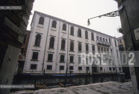 Venice, 1998. Palazzo Grimani. Giacomo Casanova lived here for short time in 1743 and attended it often from 1744 and 1782 when he had a fight with Giovanni Carlo Grimani. The Grimani family patronized theaters and protected actors or playwrights like Carlo Goldoni and was owner in Venice of theaters like the San Samuele Theater / Venezia, 1998. Palazzo Grimani. Giacomo Casanova vi abitò per breve tempo nel 1743. Lo frequentò spesso tra il 1744 e il 1782, quando litigò con il padrone di casa, Giovanni Carlo Grimani. La famiglia Grimani finanziò teatri e protesse attori e commediografi come Carlo Goldoni e fu proprietaria di diversi teatri a Venezia, come il teatro San Samuele - ©Marcello Mencarini/Rosebud2