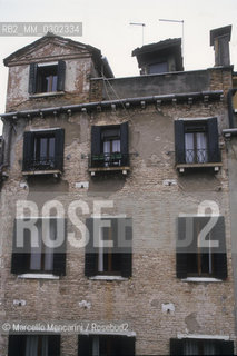 Venice, 1998. Barbaria delle Tole. The last home of Giacomo Casanova in Venice was here at number 6673. He rented it with his mate Francesca Buschini and her family and he left it forever on 13 January 1783 / Venezia, 1998. Barbaria delle tole. Qui al numero 6673 fu lultima casa di Giacomo Casanova a Venezia. Laffittò per viverci con la sua compagna Francesca Buschini e con la famiglia di lei. La lasciò definitivamente il 13 gennaio 1783 - ©Marcello Mencarini/Rosebud2