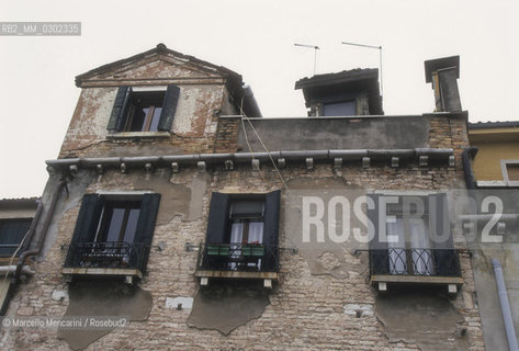Venice, 1998. Barbaria delle Tole. The last home of Giacomo Casanova in Venice was here at number 6673. He rented it with his mate Francesca Buschini and her family and he left it forever on 13 January 1783 / Venezia, 1998. Barbaria delle tole. Qui al numero 6673 fu lultima casa di Giacomo Casanova a Venezia. Laffittò per viverci con la sua compagna Francesca Buschini e con la famiglia di lei. La lasciò definitivamente il 13 gennaio 1783 - ©Marcello Mencarini/Rosebud2