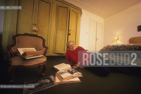 Venice, 1998. The present owner Anna Baccalin Sacco in the last home of Giacomo Casanova in Venice on Barbaria delle Tole at number 6673. He rented it with his mate Francesca Buschini and her family and he left it forever on 13 January 1783 / Venezia, 1998. Lattuale proprietaria, la signora Anna Baccalin Sacco, nella casa in Barbaria delle Tole al numero 6673 che fu lultima casa di Giacomo Casanova a Venezia, affittata per viverci con la sua compagna Francesca Buschini e con la famiglia di lei. La lasciò definitivamente il 13 gennaio 1783 - ©Marcello Mencarini/Rosebud2
