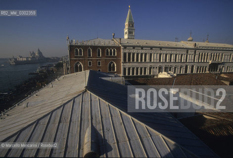 Venice, 1998. Roof of the Piombi prison in the Doges Palace viewed from the terrace of the Hotel Danieli. Through here Giacomo Casanova escaped on 31 October 1756 / Venezia, 1998. Tetto dei piombi, le prigioni di Palazzo ducale visto dalla terrazza dellHotel Danieli. Da  qui Giacomo Casanova riuscì a fuggire il 31 ottobre 1756  - ©Marcello Mencarini/Rosebud2