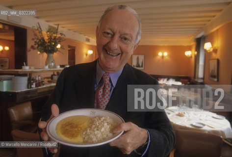 Venice 1998, Harrys Bar. Arrigo Cipriani, owner of Harrys Bar, suggesting a dish of  Sogliola alla Casanova (sole a la Casanova) / Venezia 1998, Harrys Bar. Arrigo Cipriani, proprietario dellHarrs Bar, propone il piatto Sogliola alla Casanova - ©Marcello Mencarini/Rosebud2