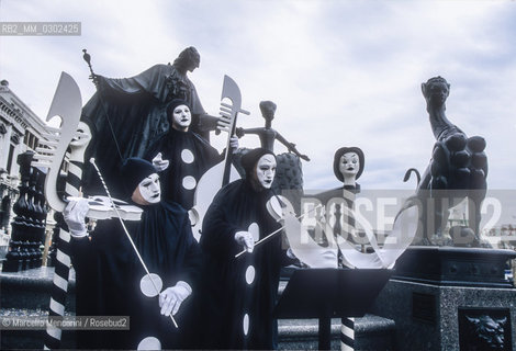 Venice Carnival 1998 dedicated to Giacomo Casanova. Masks in front of the monument to Giacomo Casanova by Mihail Chemiakin / Carnevale di Venezia 1998 dedicato a Giacomo Casanova. Maschere davanti al monumento a Giacomo Casanova di Mihail Chemiakin - ©Marcello Mencarini/Rosebud2