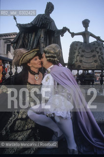 Venice Carnival 1998 dedicated to Giacomo Casanova. Masks in front of the monument to Giacomo Casanova by Mihail Chemiakin / Carnevale di Venezia 1998 dedicato a Giacomo Casanova. Maschere davanti al monumento a Giacomo Casanova di Mihail Chemiakin - ©Marcello Mencarini/Rosebud2