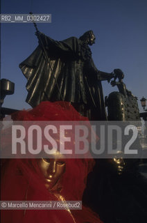 Venice Carnival 1998 dedicated to Giacomo Casanova. Mask in front of the monument to Giacomo Casanova by Mihail Chemiakin / Carnevale di Venezia 1998 dedicato a Giacomo Casanova. Maschera davanti al monumento a Giacomo Casanova di Mihail Chemiakin - ©Marcello Mencarini/Rosebud2
