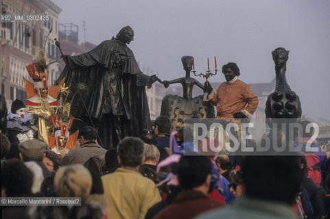 Venice Carnival 1998 dedicated to Giacomo Casanova. Crowd around the monument by Mihail Chemiakin dedicated to Giacomo Casanova / Carnevale di Venezia 1998 dedicato a Giacomo Casanova. Folla intorno al monumento di Mihail Chemiakin dedicato a Giacomo Casanova - ©Marcello Mencarini/Rosebud2