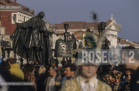 Venice Carnival 1998 dedicated to Giacomo Casanova. People around the monument by Mihail Chemiakin dedicated to Giacomo Casanova / Carnevale di Venezia 1998 dedicato a Giacomo Casanova. Gente intorno al monumento di Mihail Chemiakin dedicato a Giacomo Casanova - ©Marcello Mencarini/Rosebud2