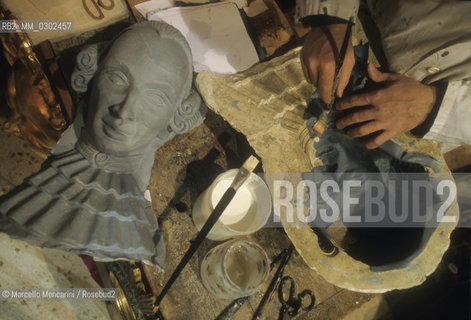 Venice Carnival 1998 dedicated to Giacomo Casanova. Manufacturing of a Casanova mask in the workshop Tragicomica of Gualtiero DallOsto / Carnevale di Venezia 1998 dedicato a Giacomo Casanova. Produzione di una maschera di Casanova nel laboratorio Tragicomica di Gualtiero DallOsto - ©Marcello Mencarini/Rosebud2