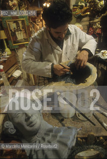 Venice Carnival 1998 dedicated to Giacomo Casanova. Manufacturing of a Casanova mask in the workshop Tragicomica of Gualtiero DallOsto / Carnevale di Venezia 1998 dedicato a Giacomo Casanova. Produzione di una maschera di Casanova nel laboratorio Tragicomica di Gualtiero DallOsto - ©Marcello Mencarini/Rosebud2