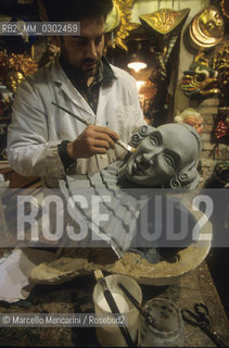 Venice Carnival 1998 dedicated to Giacomo Casanova. Manufacturing of a Casanova mask in the workshop Tragicomica of Gualtiero DallOsto / Carnevale di Venezia 1998 dedicato a Giacomo Casanova. Produzione di una maschera di Casanova nel laboratorio Tragicomica di Gualtiero DallOsto - ©Marcello Mencarini/Rosebud2