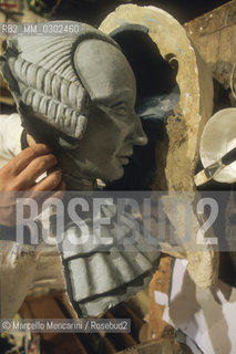 Venice Carnival 1998 dedicated to Giacomo Casanova. Manufacturing of a Casanova mask in the workshop Tragicomica of Gualtiero DallOsto / Carnevale di Venezia 1998 dedicato a Giacomo Casanova. Produzione di una maschera di Casanova nel laboratorio Tragicomica di Gualtiero DallOsto - ©Marcello Mencarini/Rosebud2
