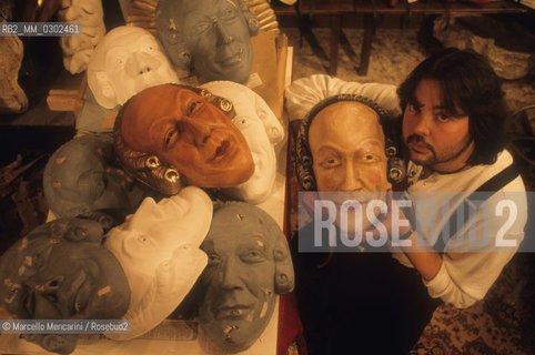 Venice Carnival 1998 dedicated to Giacomo Casanova. Masks of Casanova made in the workshop I Mascareri of Massimo Boldrin / Carnevale di Venezia 1998 dedicato a Giacomo Casanova. Maschere di Casanova prodotte nel laboratorio I mascareri di Masmo Boldrin - ©Marcello Mencarini/Rosebud2