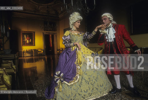 Venice Carnival 1998 dedicated to Giacomo Casanova. Eighteenth century  style masked ball at Palazzo Pisani Moretta / Venice Carnival 1998 dedicated to Giacomo Casanova. Eighteenth century masked ball style at Palazzo Pisani Moretta / Carnevale di Venezia 1998 dedicato a Giacomo Casanova. Ballo in maschera in costumi del Settecento a Palazzo Pisani Moretta  - ©Marcello Mencarini/Rosebud2