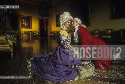 Venice Carnival 1998 dedicated to Giacomo Casanova. Eighteenth century  style masked ball at Palazzo Pisani Moretta / Venice Carnival 1998 dedicated to Giacomo Casanova. Eighteenth century masked ball style at Palazzo Pisani Moretta / Carnevale di Venezia 1998 dedicato a Giacomo Casanova. Ballo in maschera in costumi del Settecento a Palazzo Pisani Moretta  - ©Marcello Mencarini/Rosebud2