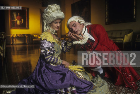 Venice Carnival 1998 dedicated to Giacomo Casanova. Eighteenth century  style masked ball at Palazzo Pisani Moretta / Venice Carnival 1998 dedicated to Giacomo Casanova. Eighteenth century masked ball style at Palazzo Pisani Moretta / Carnevale di Venezia 1998 dedicato a Giacomo Casanova. Ballo in maschera in costumi del Settecento a Palazzo Pisani Moretta  - ©Marcello Mencarini/Rosebud2
