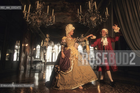 Venice Carnival 1998 dedicated to Giacomo Casanova. Eighteenth century  style masked ball at Palazzo Pisani Moretta / Venice Carnival 1998 dedicated to Giacomo Casanova. Eighteenth century masked ball style at Palazzo Pisani Moretta / Carnevale di Venezia 1998 dedicato a Giacomo Casanova. Ballo in maschera in costumi del Settecento a Palazzo Pisani Moretta  - ©Marcello Mencarini/Rosebud2