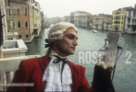 Venice Carnival 1998 dedicated to Giacomo Casanova. Eighteenth century  style masked ball at Palazzo Pisani Moretta / Venice Carnival 1998 dedicated to Giacomo Casanova. Eighteenth century masked ball style at Palazzo Pisani Moretta / Carnevale di Venezia 1998 dedicato a Giacomo Casanova. Ballo in maschera in costumi del Settecento a Palazzo Pisani Moretta  - ©Marcello Mencarini/Rosebud2