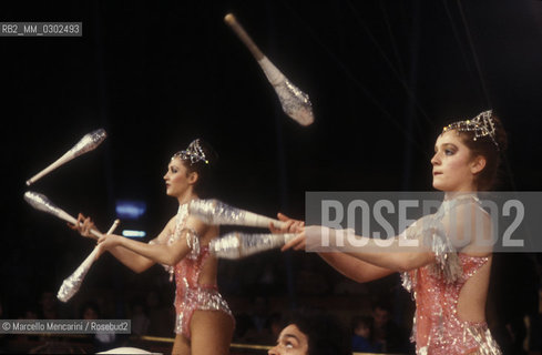 Lido di Ostia, Rome. Nando Orfei Circus. Jugglers / Ostia Lido, Roma. Circo Nando Orfei. Giocolieri- ©Marcello Mencarini/Rosebud2