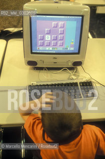Children at computer / Bambini al computer - ©Marcello Mencarini/Rosebud2