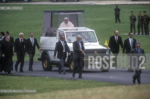 Rome, Tor Vergata, 1st May 2000. Pope John Paul II arrives for celebrating The Jubilee of Workers / Roma, Tor Vergata, Papa Giovanni Paolo II arriva per celebrare il Giubileo dei lavoratori - ©Marcello Mencarini/Rosebud2