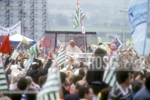 Rome, Tor Vergata, 1st May 2000. Pope John Paul II arrives for celebrating The Jubilee of Workers / Roma, Tor Vergata, Papa Giovanni Paolo II arriva per celebrare il Giubileo dei lavoratori - ©Marcello Mencarini/Rosebud2