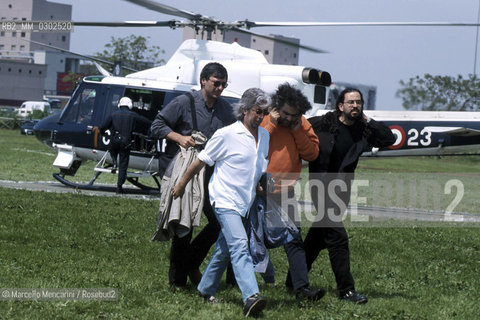 Rome, Tor Vergata, 1st May 2000. Singer Andrea Bocelli arrives with his brother Alberto and his agent Michele Torpedine at the Concert of 1st May, a free annual concert that hosts the greatest Italian artists and some international guests. The event normally takes place in Piazza San Giovanni, but this year, for the Jubilee, is held in the University area of Tor Vergata / Roma, Tor Vergata, concerto del primo maggio 2000. Andrea Bocelli arriva con suo fratello Alberto e il suo agente Michele Torpedine al Concerto del primo maggio - ©Marcello Mencarini/Rosebud2