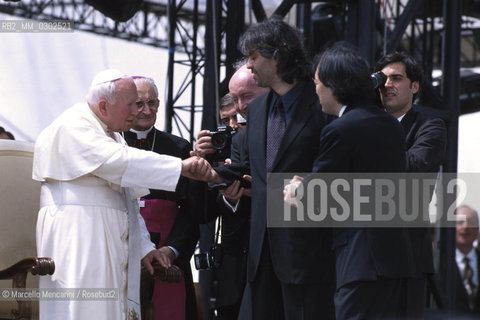 Rome, Tor Vergata, Concert of 1st May 2000. Pope John Paul II greets singer Andrea Bocelli and conductor Myung-Wun Chung / Roma, Tor Vergata, Concerto del primo maggio 2000. Papa Giovanni Paolo II saluta il cantante Andrea Bocelli e il direttore dorchestra Myung-Wun Chung - ©Marcello Mencarini/Rosebud2
