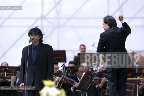 Rome, Tor Vergata, Concert of 1st May 2000. Singer Andrea Bocelli and conductor Myung-Wun Chung / Roma, Tor Vergata, Concerto del primo maggio 2000. Il cantante Andrea Bocelli e il direttore dorchestra Myung-Wun Chung - ©Marcello Mencarini/Rosebud2