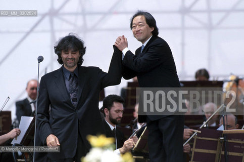 Rome, Tor Vergata, Concert of 1st May 2000. Singer Andrea Bocelli and conductor Myung-Wun Chung / Roma, Tor Vergata, Concerto del primo maggio 2000. Il cantante Andrea Bocelli e il direttore dorchestra Myung-Wun Chung - ©Marcello Mencarini/Rosebud2