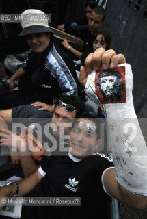 Rome, Tor Vergata, Concert of 1st May 2000.  Boy in the audience with a Che Guevara picture on his arm in plaster / Roma, Tor Vergata, Concerto del primo maggio 2000. Ragazzo tra il pubblico con un ritratto di Che Guevara sul suo braccio ingessato - ©Marcello Mencarini/Rosebud2