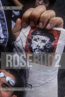 Rome, Tor Vergata, Concert of 1st May 2000.  Boy in the audience with a Che Guevara picture on his arm in plaster / Roma, Tor Vergata, Concerto del primo maggio 2000. Ragazzo tra il pubblico con un ritratto di Che Guevara sul suo braccio ingessato - ©Marcello Mencarini/Rosebud2