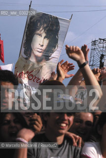 Rome, Tor Vergata, Concert of 1st May 2000.  Audience with a poster of Jim Morrison / Roma, Tor Vergata, Concerto del primo maggio 2000.  Pubblico con un poster di Jim Morrison - ©Marcello Mencarini/Rosebud2