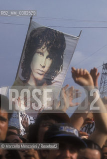 Rome, Tor Vergata, Concert of 1st May 2000.  Audience with a poster of Jim Morrison / Roma, Tor Vergata, Concerto del primo maggio 2000.  Pubblico con un poster di Jim Morrison - ©Marcello Mencarini/Rosebud2