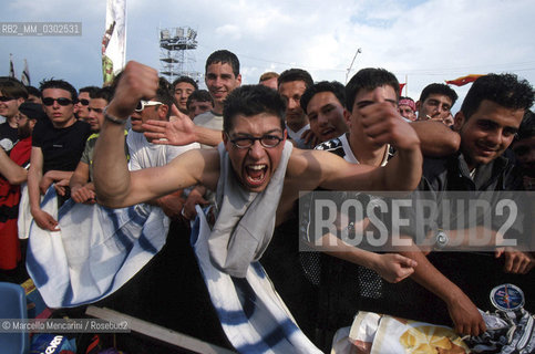 Rome, Tor Vergata. People attending the Concert of 1st May / Roma, Tor Vergata. Pubblico aql Concerto del primo maggio 2000 - ©Marcello Mencarini/Rosebud2