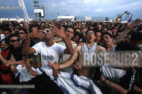 Rome, Tor Vergata. People attending the Concert of 1st May / Roma, Tor Vergata. Pubblico aql Concerto del primo maggio 2000 - ©Marcello Mencarini/Rosebud2