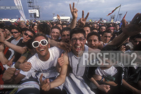 Rome, Tor Vergata. People attending the Concert of 1st May / Roma, Tor Vergata. Pubblico aql Concerto del primo maggio 2000 - ©Marcello Mencarini/Rosebud2