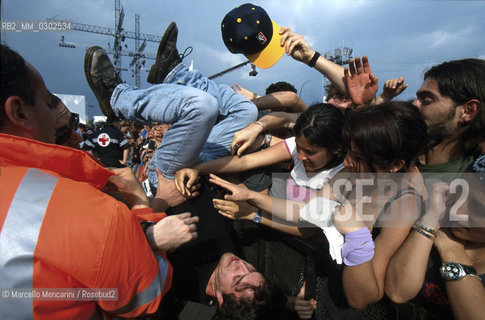 Rome, Tor Vergata. People attending the Concert of 1st May / Roma, Tor Vergata. Pubblico aql Concerto del primo maggio 2000 - ©Marcello Mencarini/Rosebud2