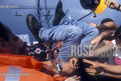 Rome, Tor Vergata. People attending the Concert of 1st May / Roma, Tor Vergata. Pubblico aql Concerto del primo maggio 2000 - ©Marcello Mencarini/Rosebud2