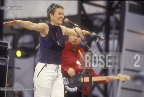 Rome, Tor Vergata, Concert of 1st May 2000. Vocalist Rosie Wiederkehr from the folk group Agricantus performing / Roma, Tor Vergata, Roma, Concerto del primo maggio 2000. La cantante degli Agricantus Rosie Wiederkehr sul palco - ©Marcello Mencarini/Rosebud2
