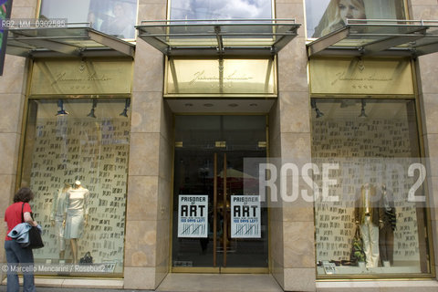 Kassel, clothing store (Heinsins+Sander) displaying a poster dedicated to Documenta 2007 / Kassel, un negozio di abbigliamento espone un manifesto dedicato a Documenta 2007 - ©Marcello Mencarini/Rosebud2