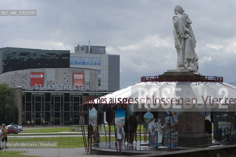 Kassel, Documenta 2007. ”The Exclusive On the Politics of the Excluded Fourth” by Andreas Siekmann with the Documenta Halle in the background. A carousel around the statue of Federick II about the existence of a fourth power, the exclusive (that is the power to violate rights), supplementing the three familiar powers, the legislative, the judiciary and the executive - ©Marcello Mencarini/Rosebud2