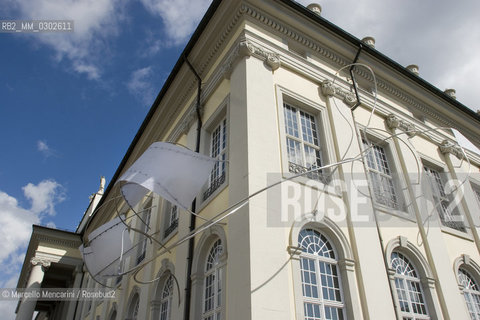 Kassel, Museum Fridericianum, Documenta 2007: an untitled work by Brazilian sculptor Iole de Freitas spills outside onto the façade of the building / Kassel, Museo Fridericiano, Documenta 2007: unopera senza titolo della scultrice brasiliana Iole De Freitas fuoriesce allesterno delledificio - ©Marcello Mencarini/Rosebud2