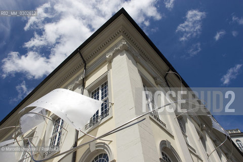 Kassel, Museum Fridericianum, Documenta 2007: an untitled work by Brazilian sculptor Iole de Freitas spills outside onto the façade of the building / Kassel, Museo Fridericiano, Documenta 2007: unopera senza titolo della scultrice brasiliana Iole De Freitas fuoriesce allesterno delledificio - ©Marcello Mencarini/Rosebud2