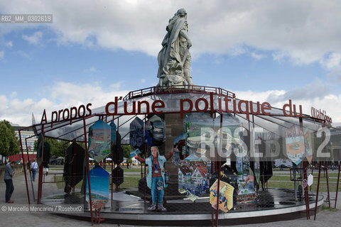 Kassel, Documenta 2007. ”The Exclusive On the Politics of the Excluded Fourth” by Andreas Siekmann. A carousel around the statue of Federick II in front of the Museum Fridericianum about the existence of a fourth power, the exclusive (that is the power to violate rights), supplementing the three familiar powers, the legislative, the judiciary and the executive - ©Marcello Mencarini/Rosebud2