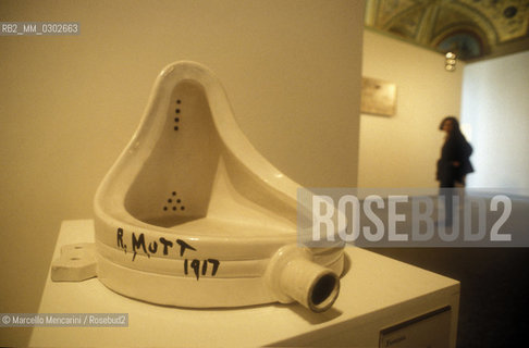 Venice, 1993. Marcel Duchamp Exhibition at Palazzo Grassi. Marcel Duchamps Fountain / Venezia, 1993. Mostra su Marcel Duchamp a Palazzo Grassi. Orinatoio - ©Marcello Mencarini/Rosebud2