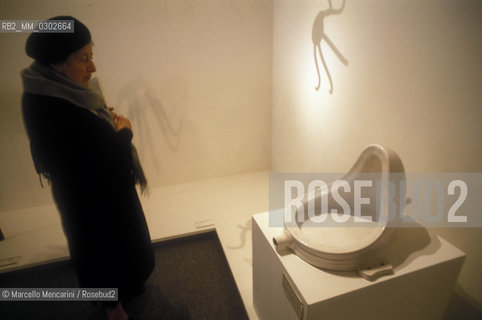 Venice, 1993. Marcel Duchamp Exhibition at Palazzo Grassi. Marcel Duchamps Fountain / Venezia, 1993. Mostra su Marcel Duchamp a Palazzo Grassi. Orinatoio - ©Marcello Mencarini/Rosebud2