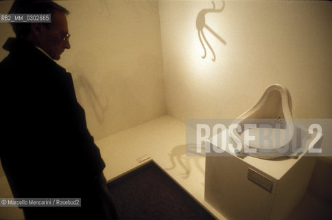 Venice, 1993. Marcel Duchamp Exhibition at Palazzo Grassi. Marcel Duchamps Fountain / Venezia, 1993. Mostra su Marcel Duchamp a Palazzo Grassi. Orinatoio - ©Marcello Mencarini/Rosebud2
