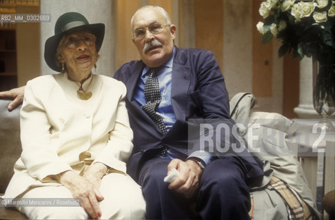Venice, 1993. Marcel Duchamp Exhibition at Palazzo Grassi. Marcel Duchamps widow Alexina Duchamp and art critic Pontus Hulten / Venezia, 1993. Mostra su Marcel Duchamp a Palazzo Grassi. Alexina Duchamp, vedova di Marcel Duchamp, e il critico darte Pontus Hulten - ©Marcello Mencarini/Rosebud2